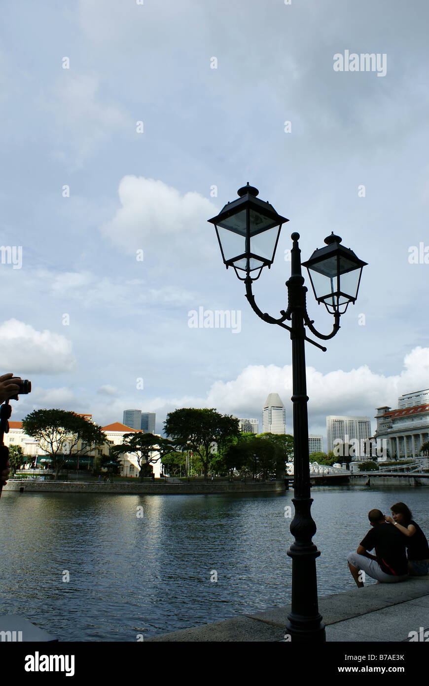 Romantisch zu zweit am Flussufer Stockfoto