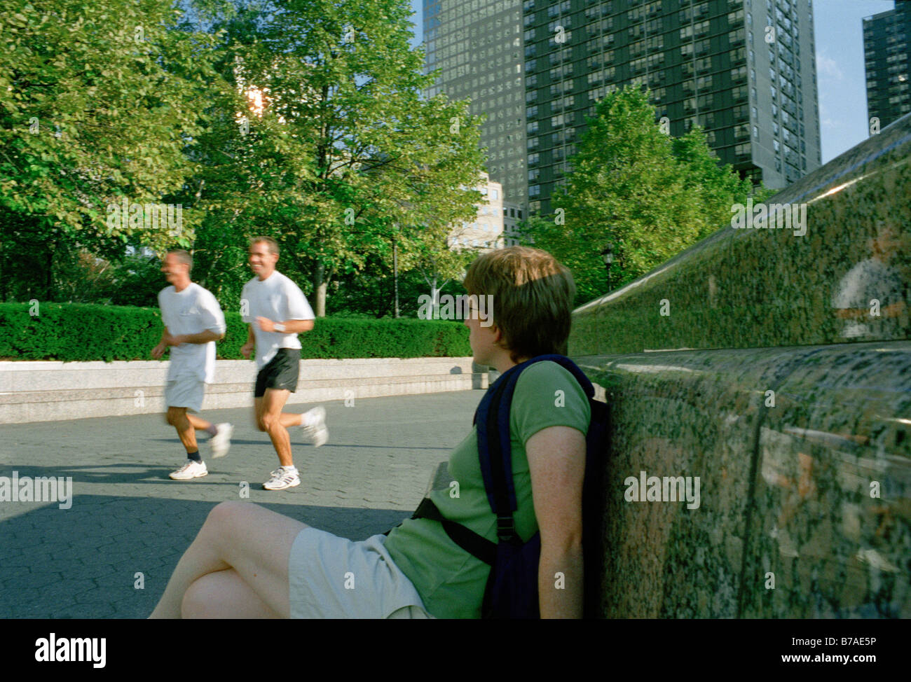 Zwei Jogger passieren ein Zuschauer in Manhattan New York City Amerika Stockfoto