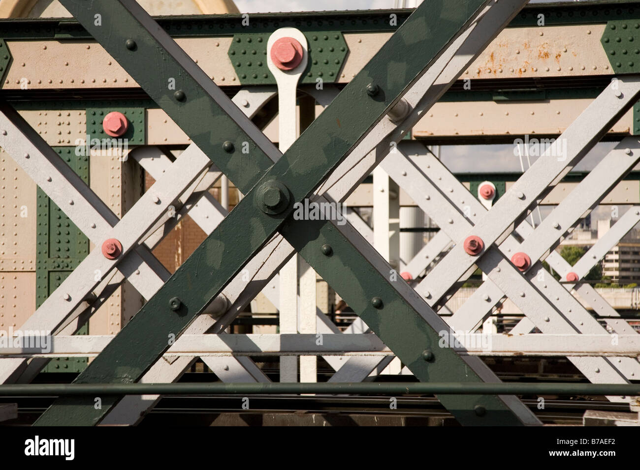 Nieten und Kreuz-unterstützt bilden interessante Muster auf eine Eisenbahnbrücke über die Themse in London. Stockfoto