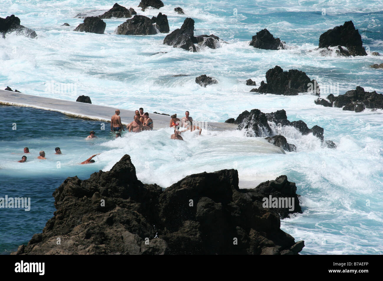 Badegäste, die Spaß in den freien Pool in Porto Moniz Stockfoto