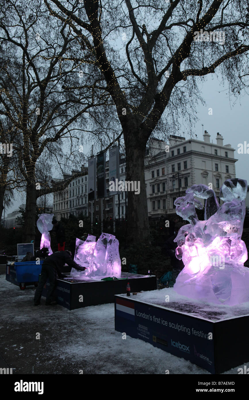 eine Eisskulptur Bildhauerei im Zentrum von London während des internationalen Eis-Skulptur-Festivals im nationalen historischen museum Stockfoto