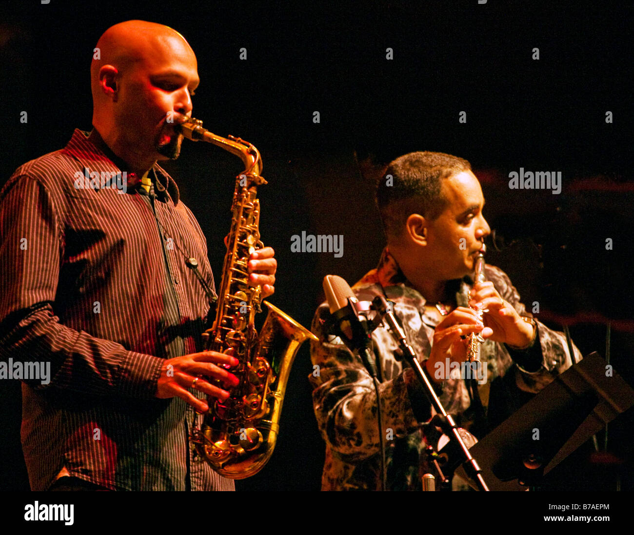 Saxophonisten MIGUEL ZENON und Querflöte Spieler ORLANDO VALLE bekannt als MARACAS spielt Afro Cuban Jazz auf dem 51. MONTEREY JAZZ FESTIVAL Stockfoto