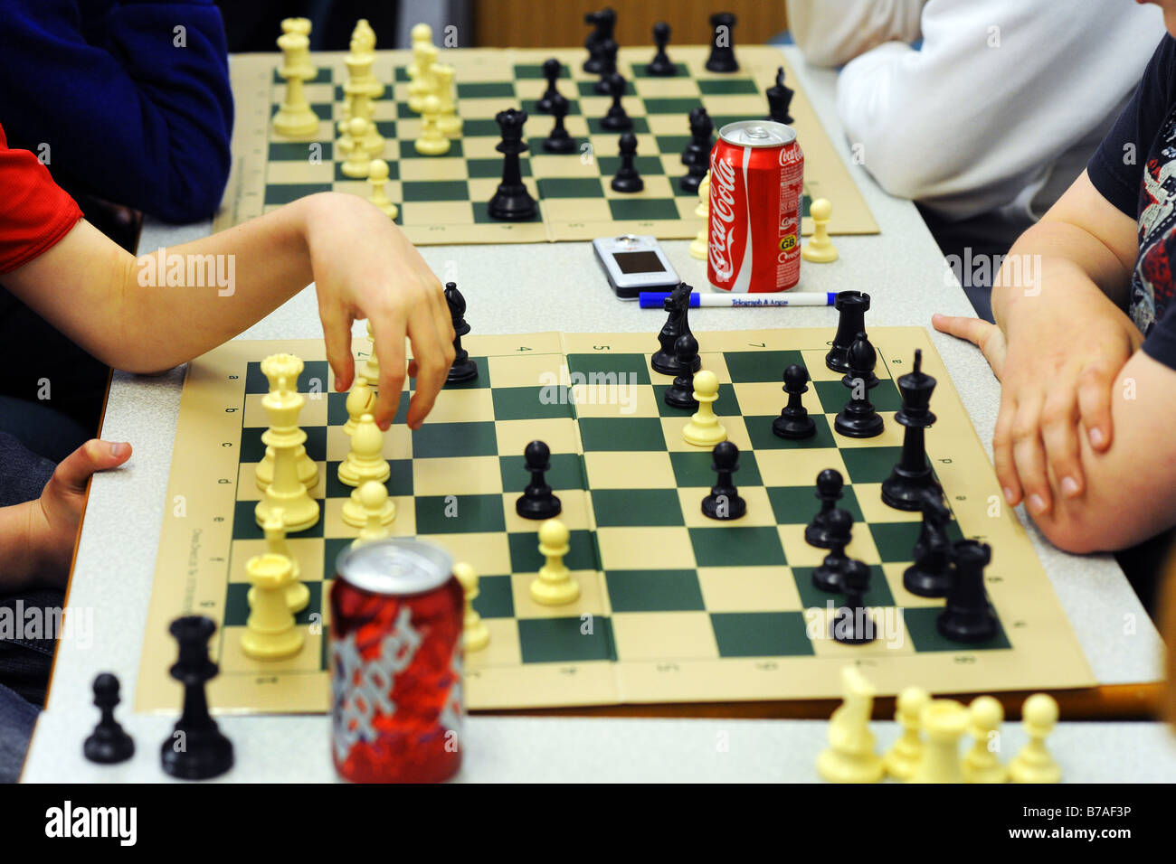 Jungen spielen Schach als Therapie zur Verbesserung der psychischen Gesundheit Stockfoto