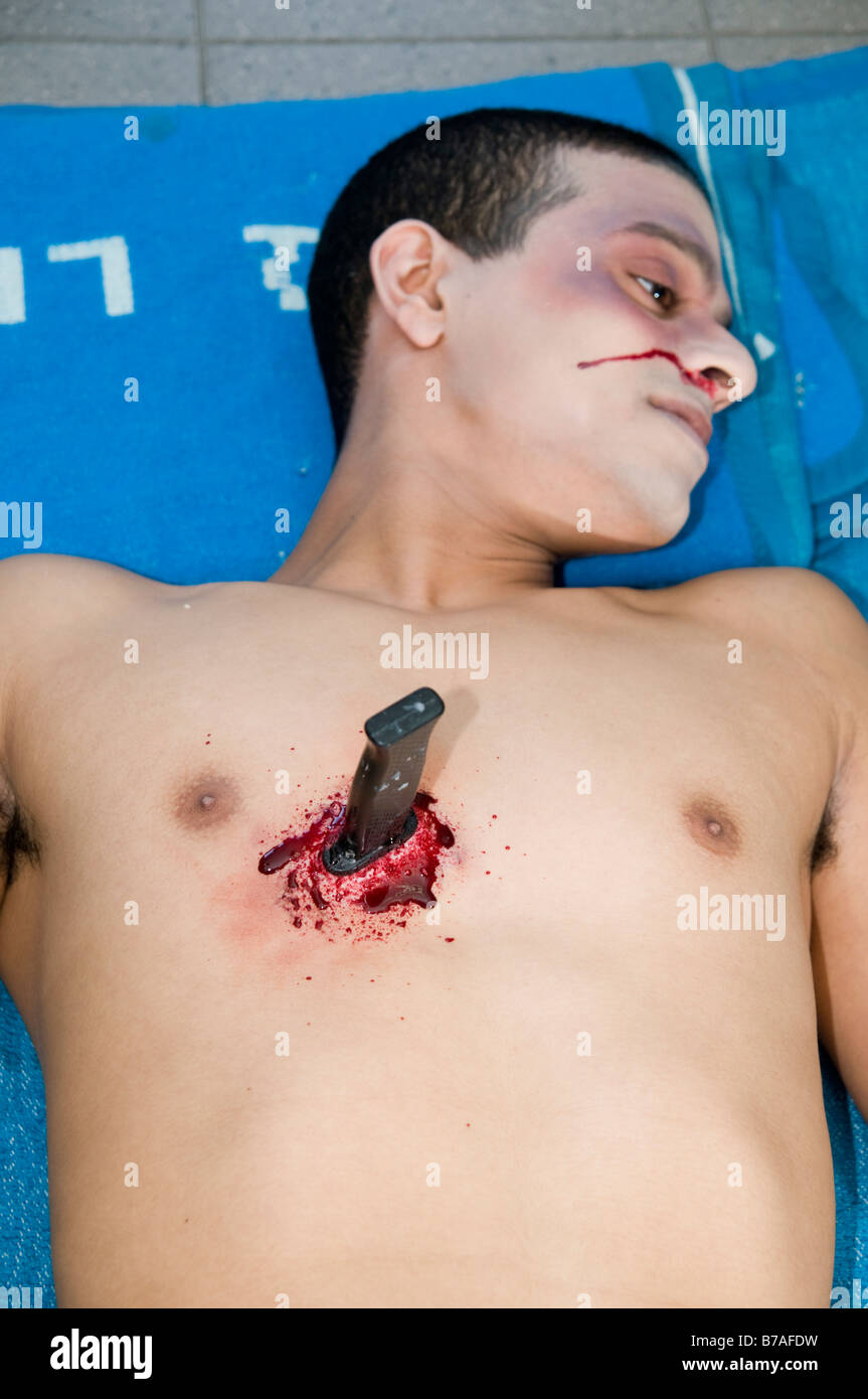Messer Stich Verletzung in einer männlichen Brust Blut aus Nase bedeutet eine punktierte Lunge Mock mit Make up Stockfoto