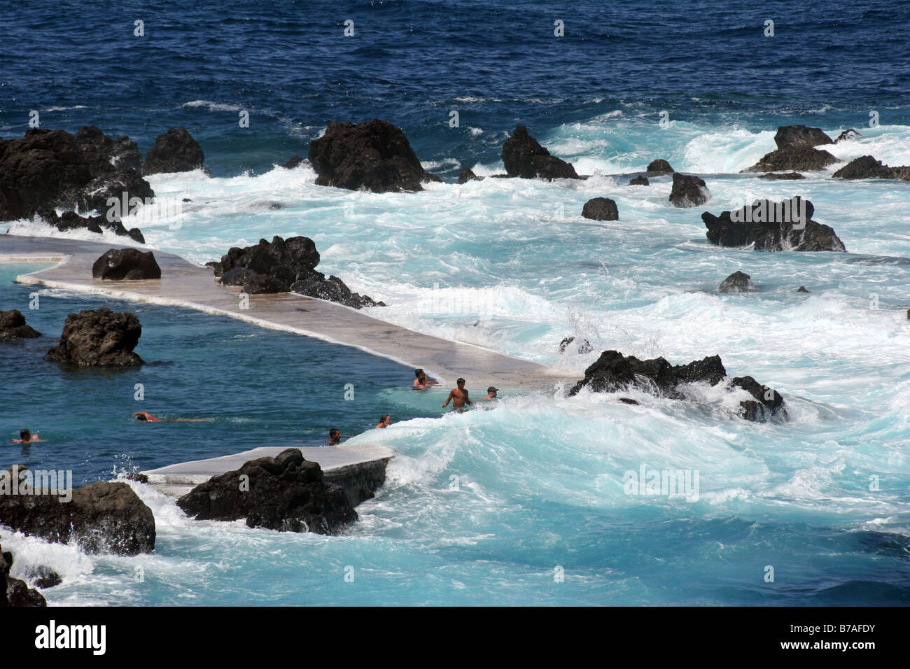 Badegäste, die Spaß in den freien Pool in Porto Moniz Stockfoto