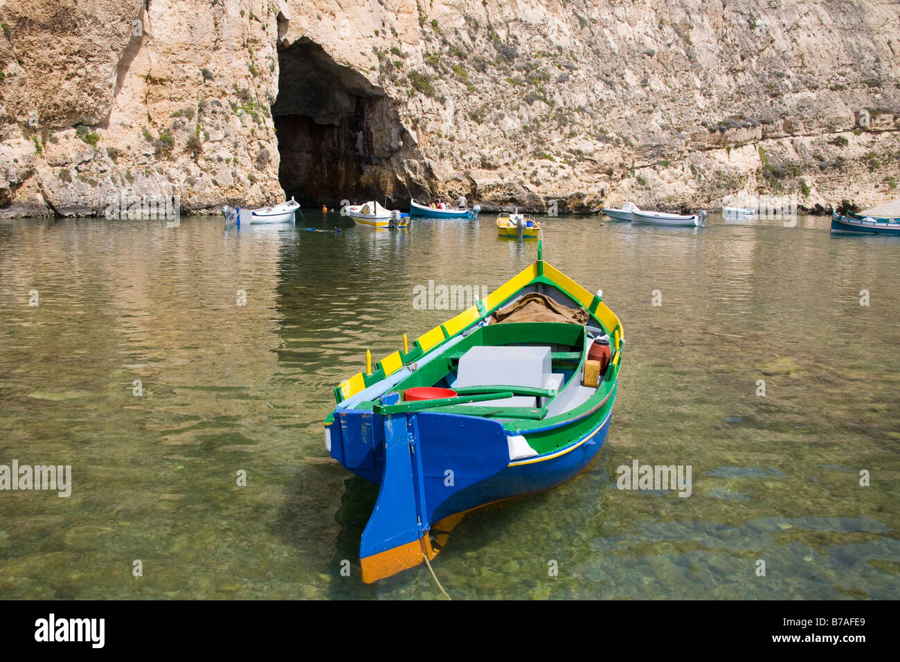 Luzzu Fischerboot vor Anker in das Binnenmeer, Il-Qawra, Dwejra, Gozo, Malta Stockfoto