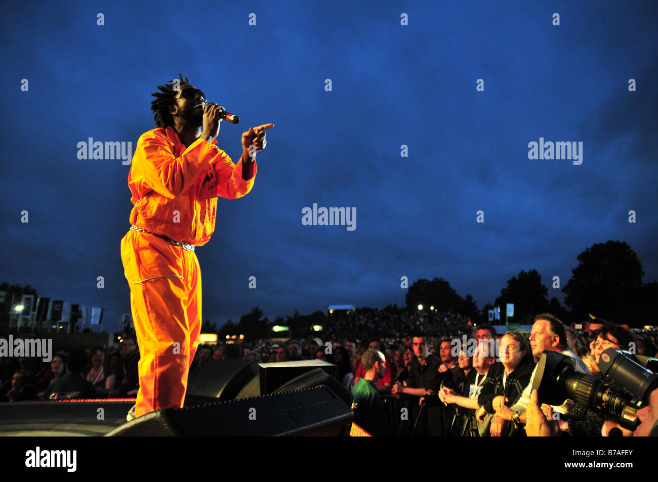 Emmanuel Jal führt das Publikum bei einem Konzert in London Stockfoto
