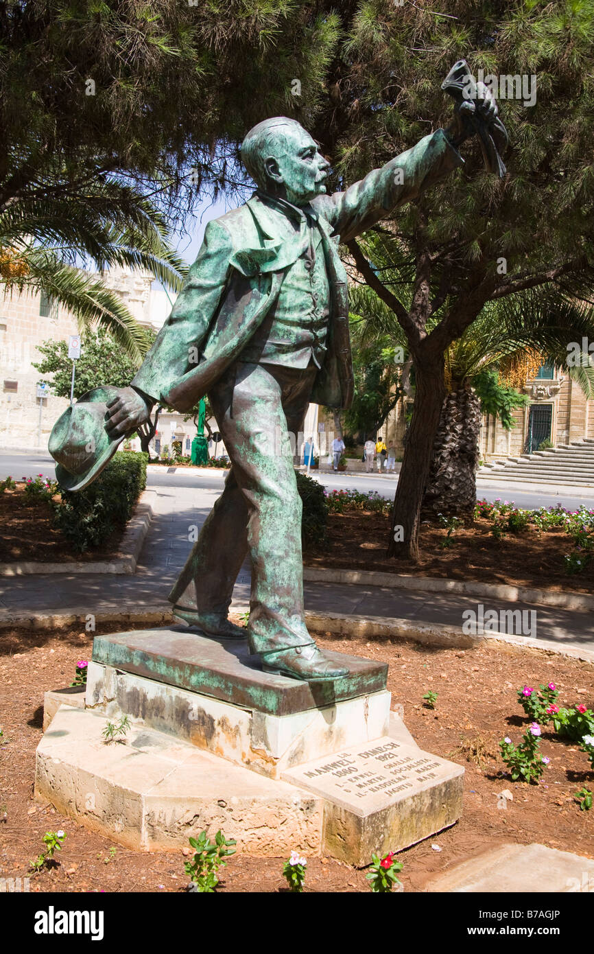 Statue von Manwel Dimech außerhalb Auberge de Castille et Leon, Büro des Premierministers, Castille Platz, Valletta, Malta Stockfoto