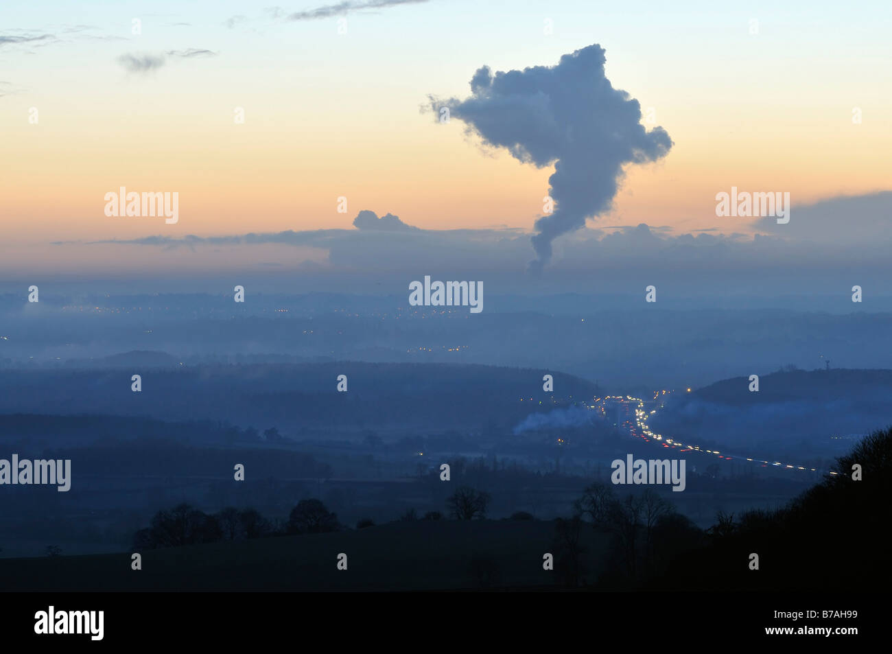 Misty Sunset über Autobahn M5 mit Hitze Fahne vom Kernkraftwerk Oldbury Stockfoto