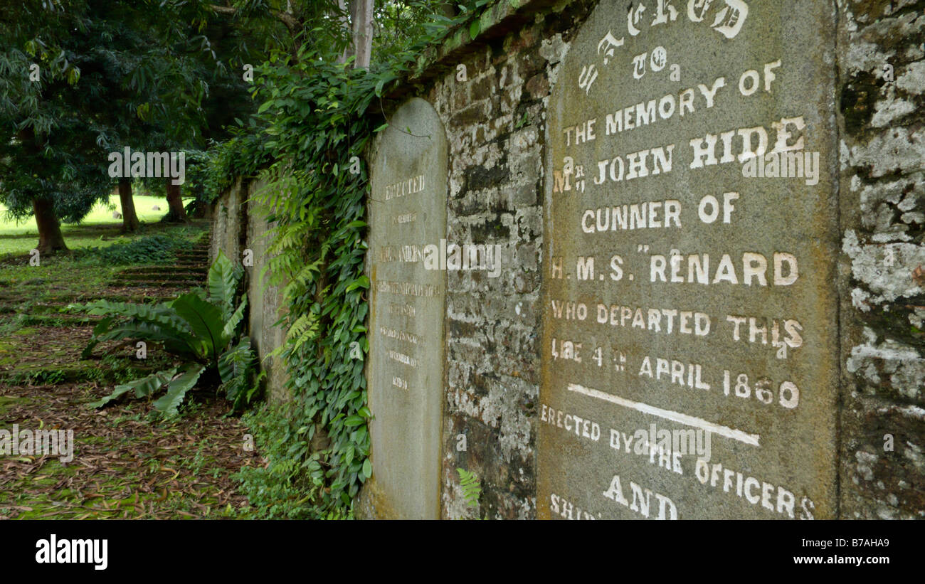 Wand mit historischen Grabsteinen, Fort Canning Park, Singapur Stockfoto