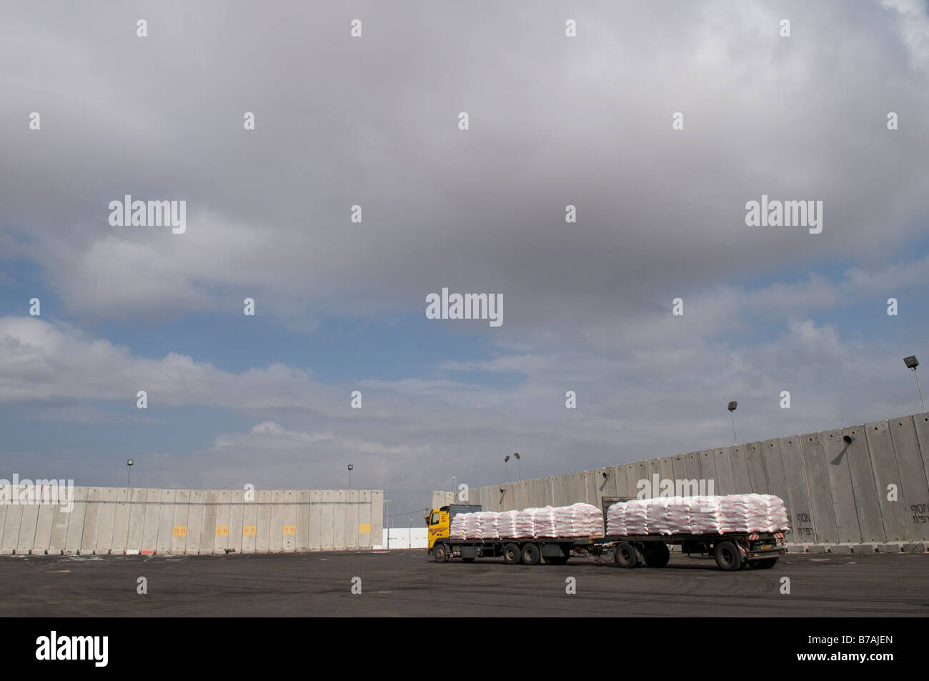 Ein LKW beladen mit humanitären Essen liefert in Gaza-Streifen am Grenzübergang Kerem Schalom. Südisrael Stockfoto