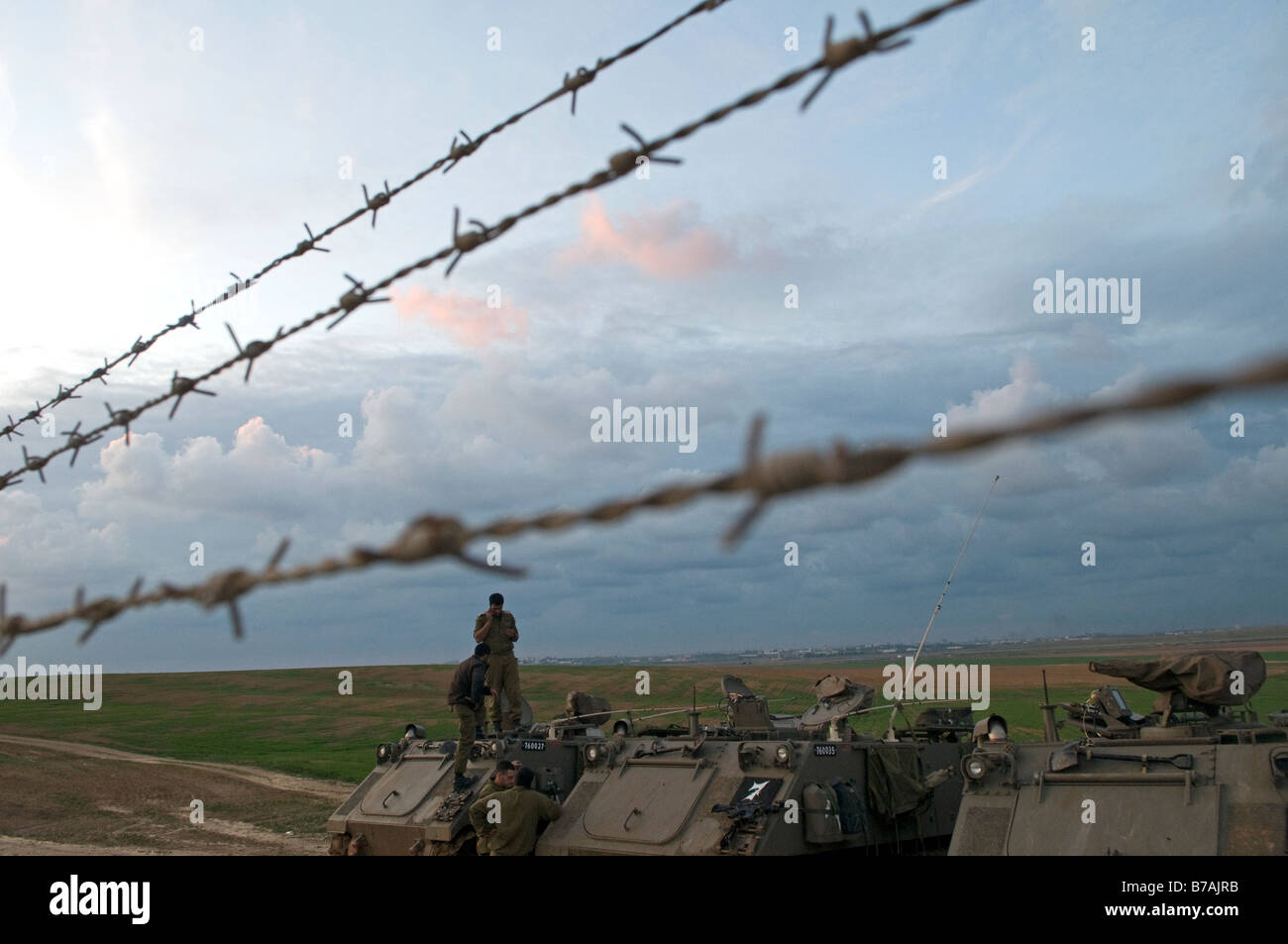 Israelischer Soldat steht über eine APC gepanzerte Mannschaftswagen an der Israel Gaza-Grenze Stockfoto