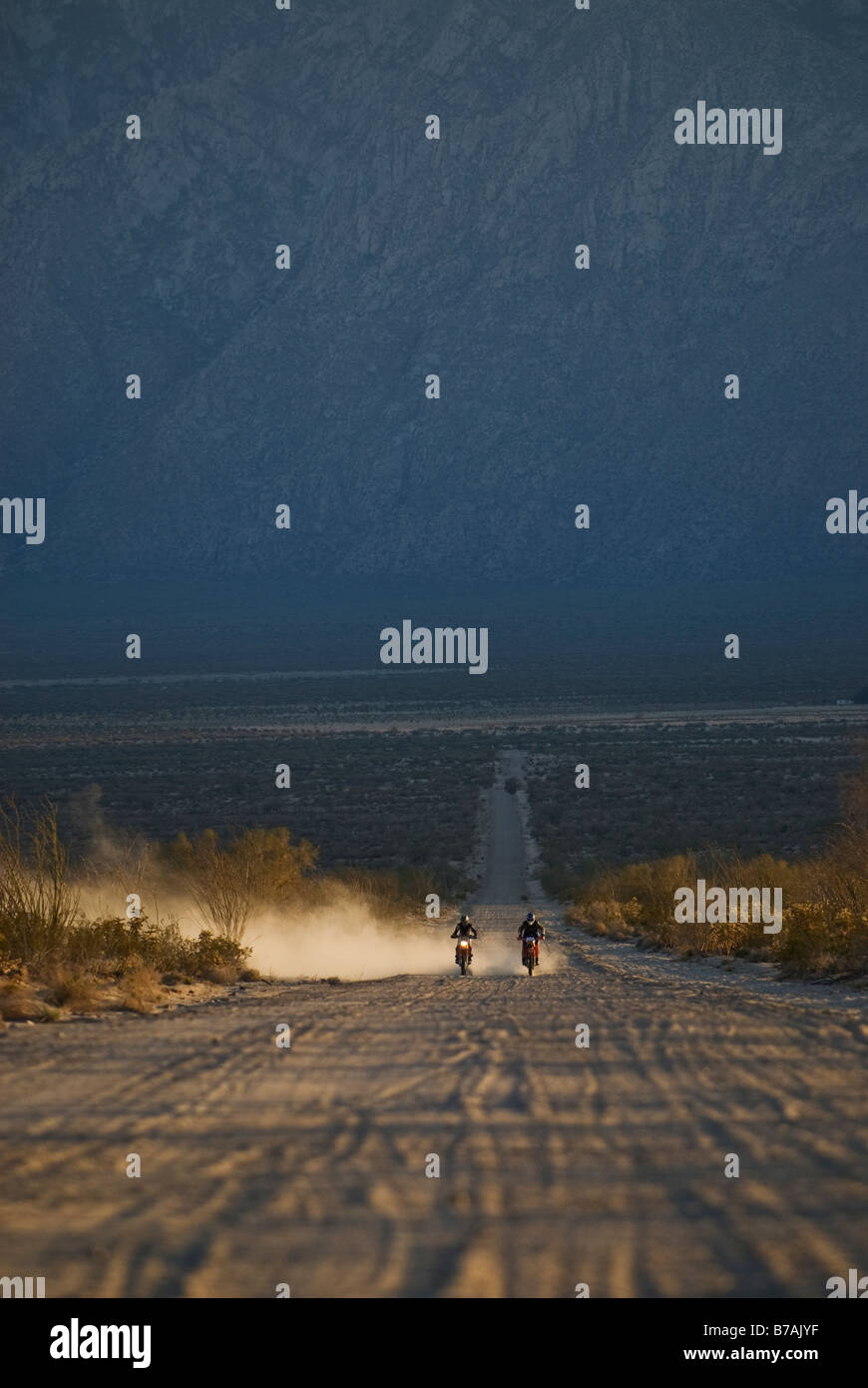Zwei Offroad-Motorrad-Fahrer fahren auf sandigen Wüste Straße in Baja California, Mexiko Stockfoto