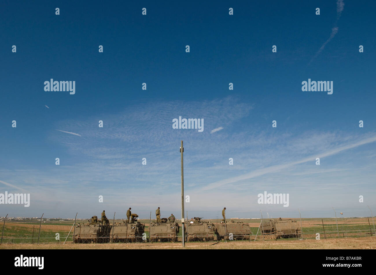 Israelischer Soldaten APC gepanzerte Truppentransporter im Israel den Gazastreifen Grenze stehend Stockfoto