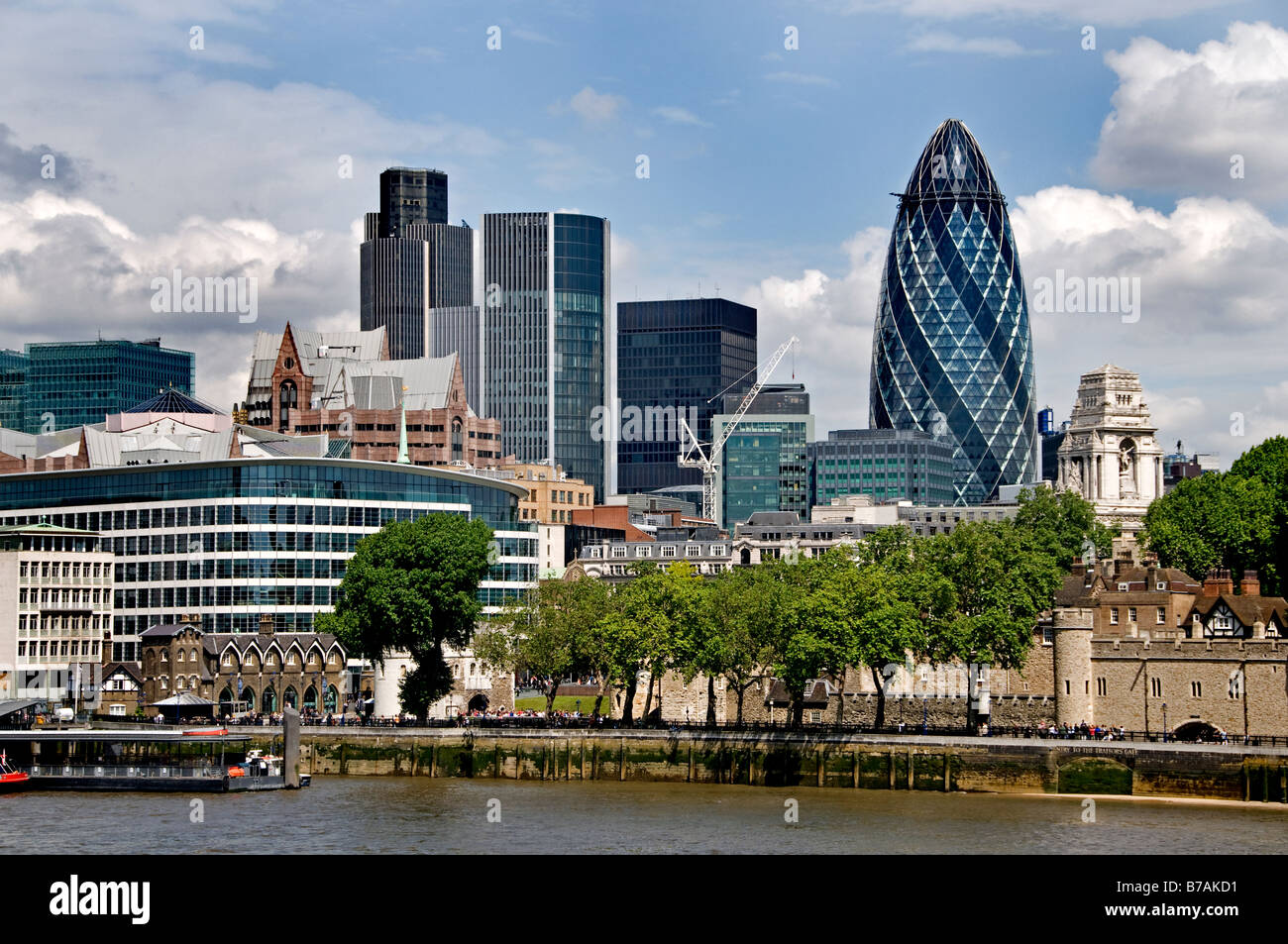 Skyline von Gherkin finanzielle Bank Handelszentrum Bezirk am Flussufer Fluss Themse Mary Axe Swiss Re Tower von London skyline Stockfoto