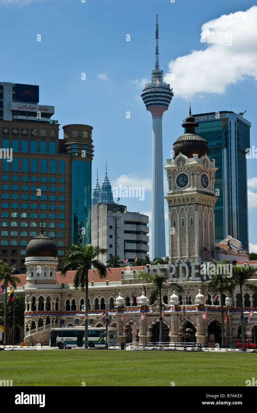 Gebäude, darunter den KL Tower angesehen von Padang in Kuala Lumpur, Malaysia Stockfoto