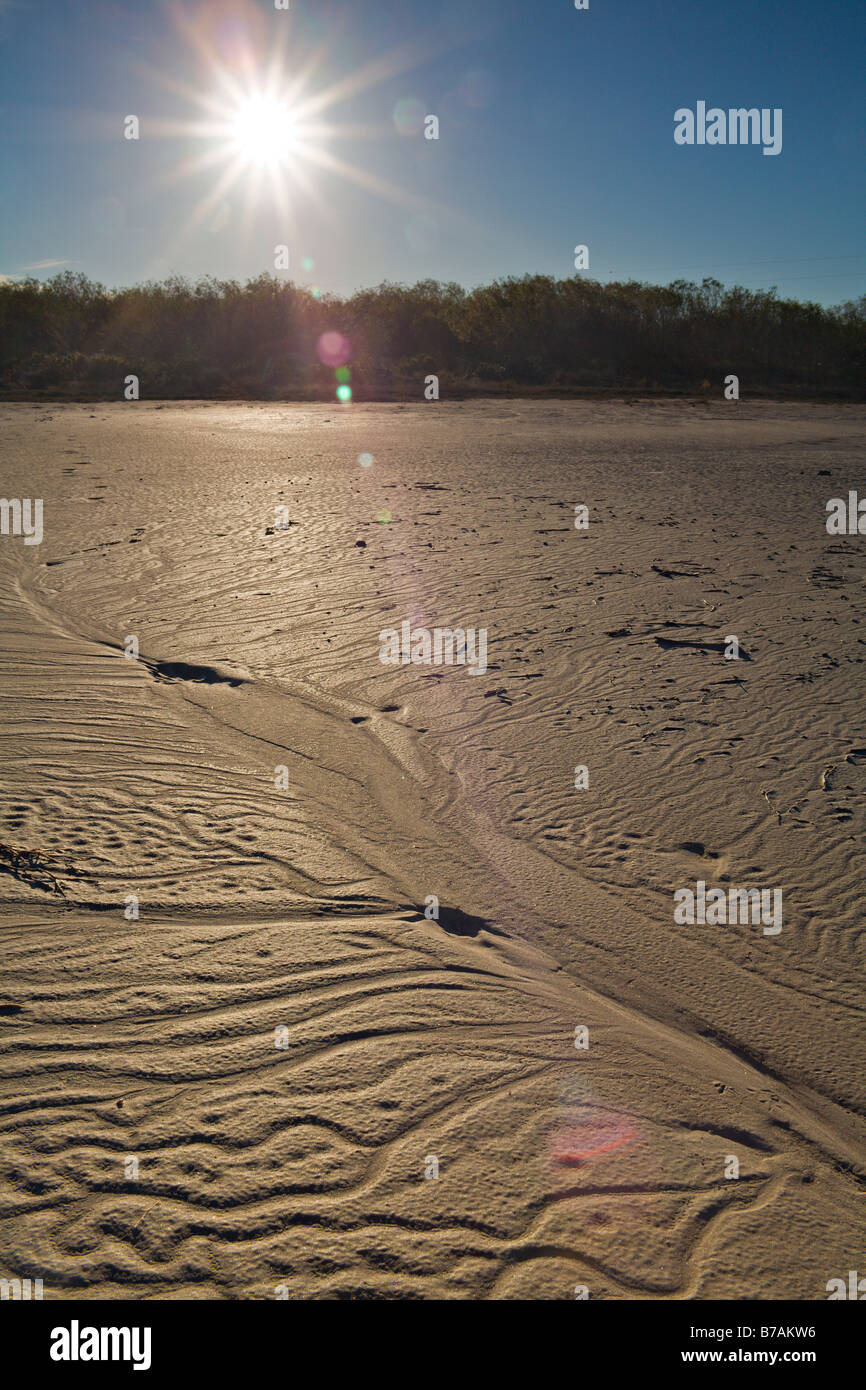 Untergehende Sonne über Texturen in den Sand in der Nähe von einem Salzsee, Texas, Vereinigte Staaten Stockfoto