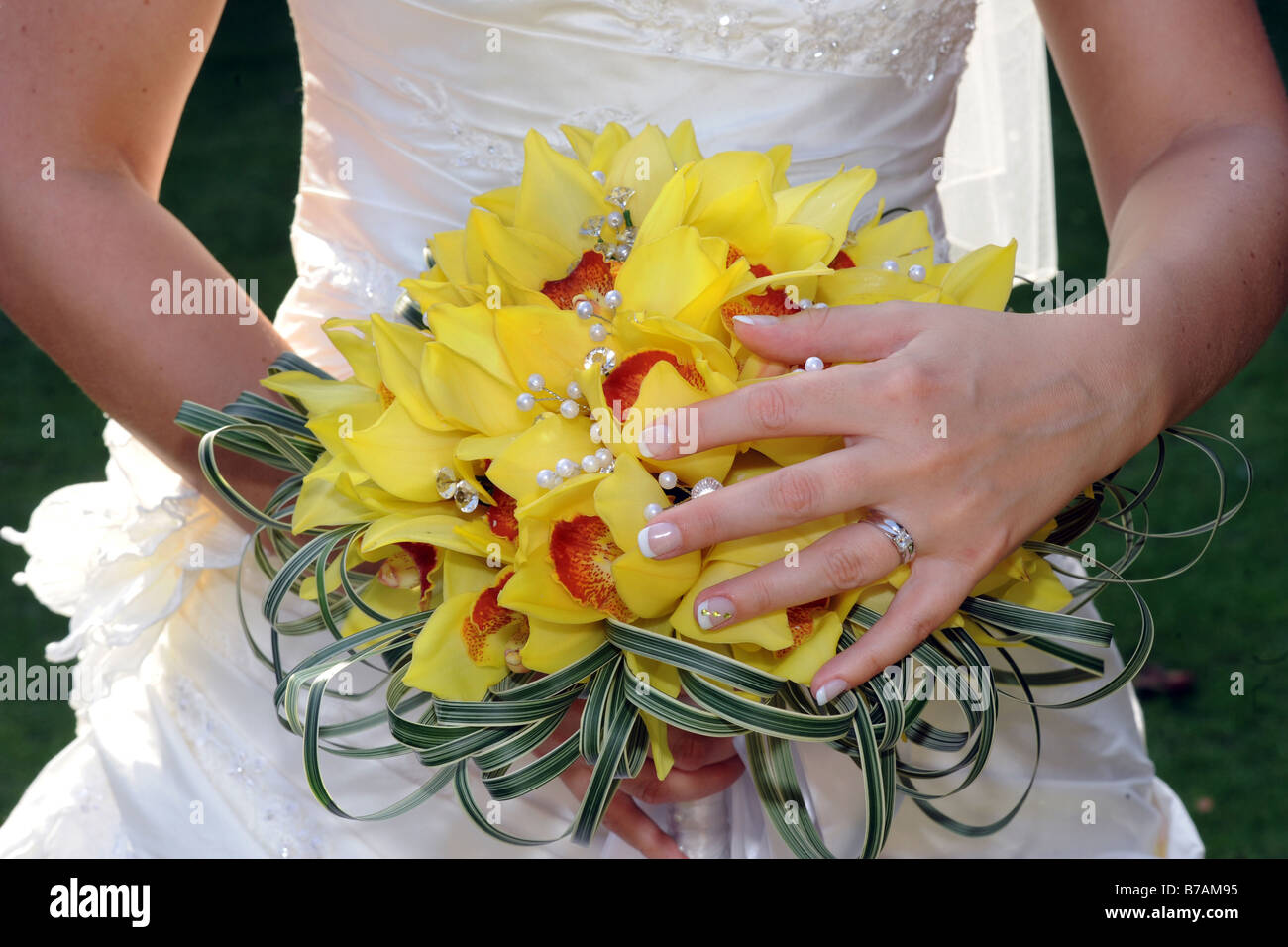 Eine Nahaufnahme von einem Bräute Hände halten ihre Hochzeit Bouquet Stockfoto