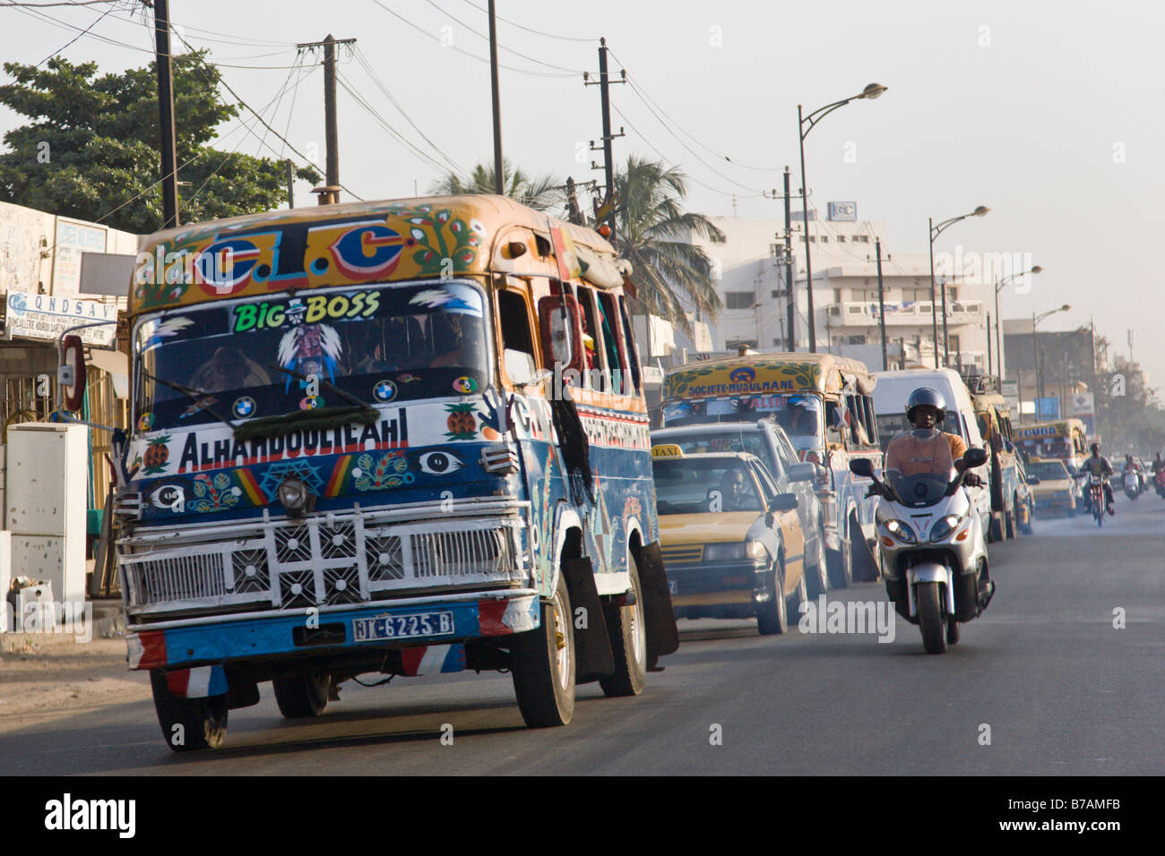 Bunt bemalten Bus durchstreifen die Straßen von Dakar, Senegal. Stockfoto