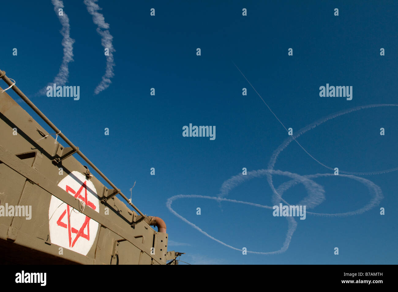 Rauch von israelischen Jets Wanderwege in den Himmel mit APC Schützenpanzer an der israelischen Grenze zum Gazastreifen verlassen Stockfoto