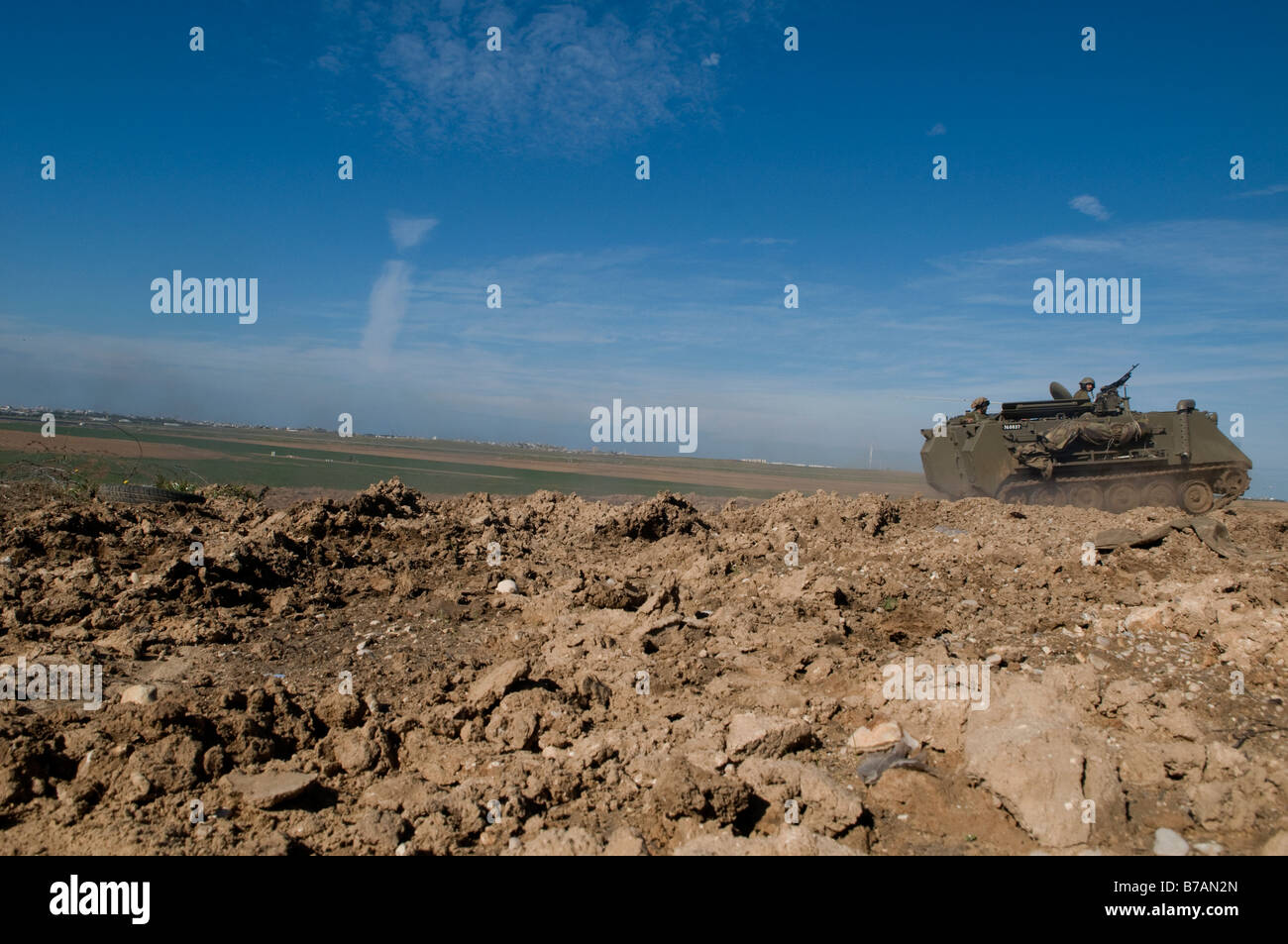 Ein IDF-Schützenpanzer Manövrieren an der Grenze zu Israel und dem Gazastreifen, Israel Stockfoto