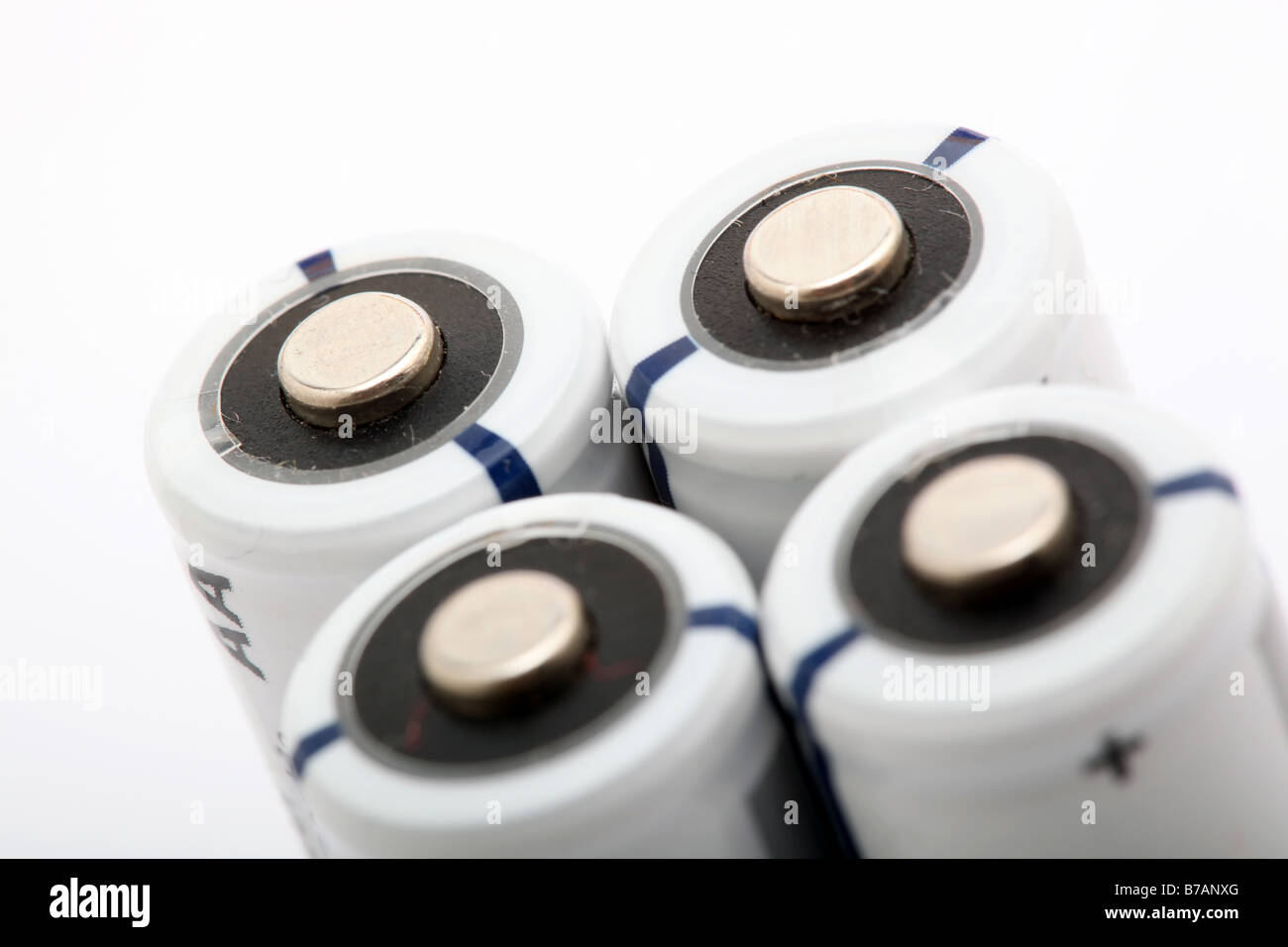 vier weiße alkaline-Batterien auf weißem Hintergrund mit Exemplar Stockfoto