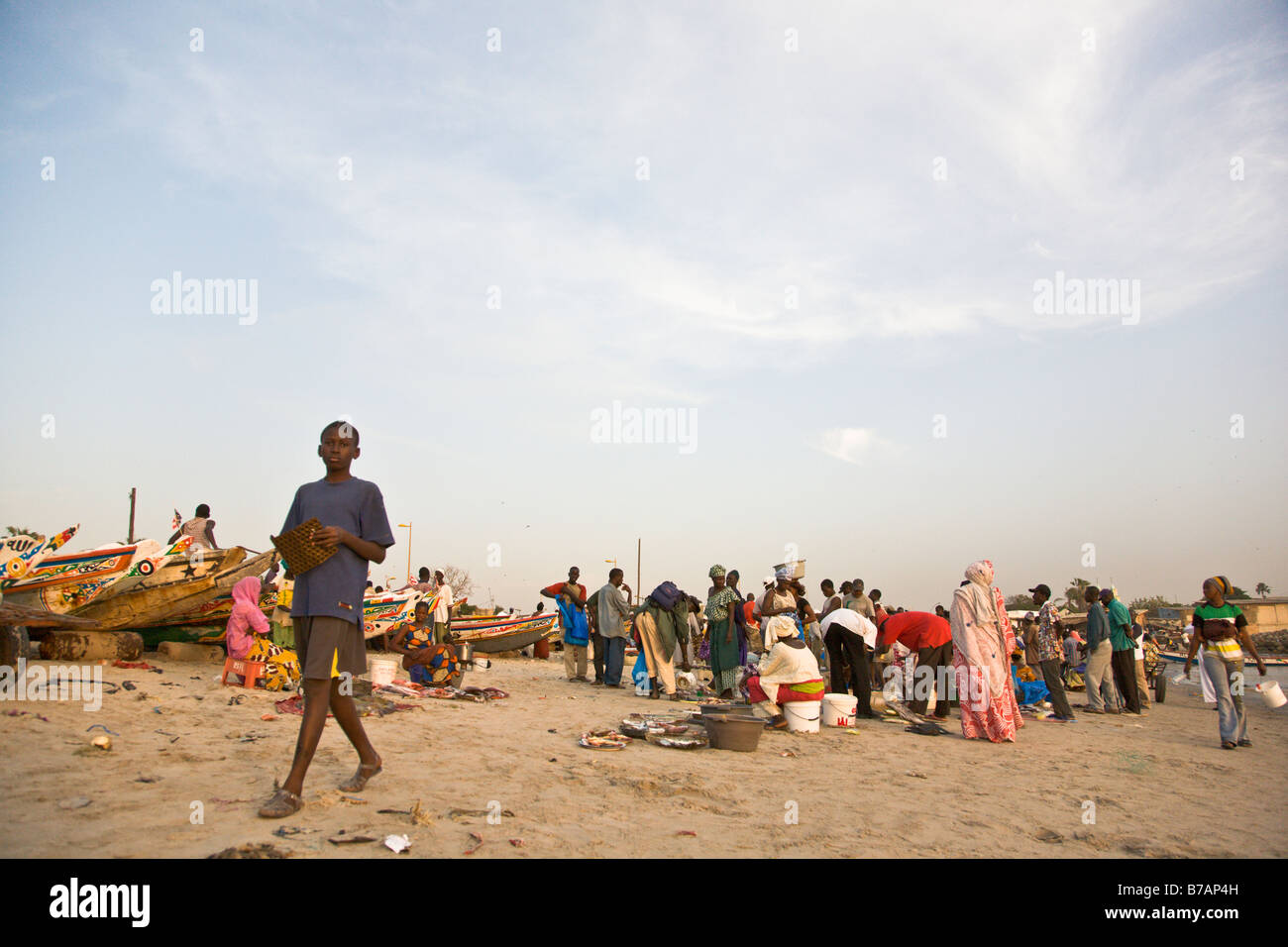 Dieses am Strand Fischmarkt in Senegals Hauptstadt Dakar ist eine typische Szene in diesem westafrikanischen Küstenland. Stockfoto