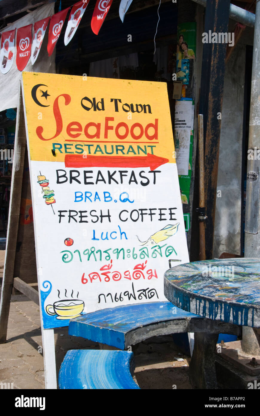Restaurant-Schild mit Schreibfehler in Old Lanta Town, Ko Lanta, Thailand Stockfoto