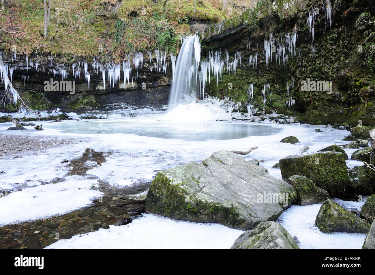 Sgwd Gwladys oder Lady fällt bei einem kalten Januar Ystradfellte Brecon Beacons National Park Powys Wales Stockfoto