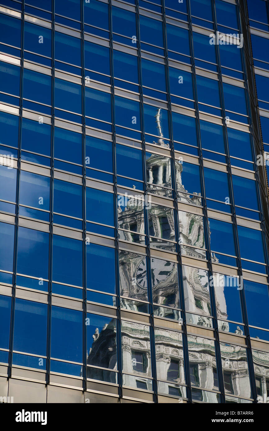 Uhrturm, spiegelt sich in Gebäude, Chicago, Illinois, USA Stockfoto
