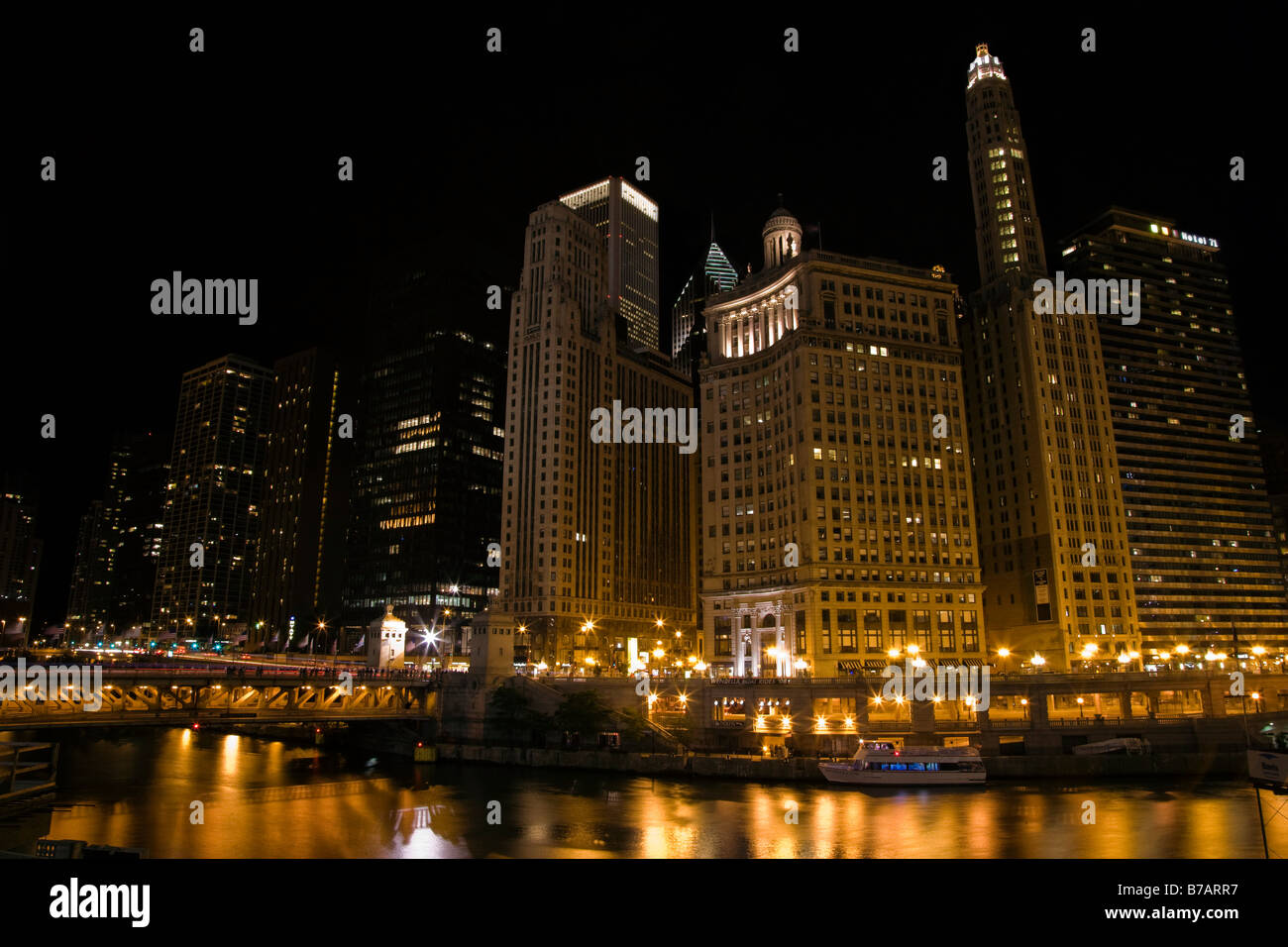 Stadt in der Nacht vom Fluss, Chicago, Illinois, USA Stockfoto