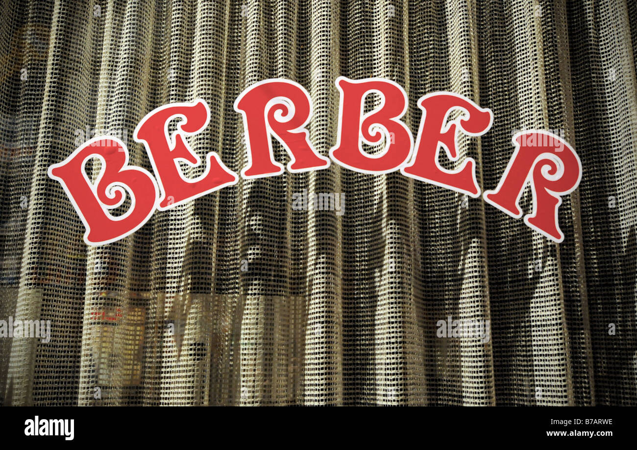 Das Fenster von einer traditionellen Barber Shop (Berber) im Bereich Tunel von Istanbul, Türkei. Stockfoto