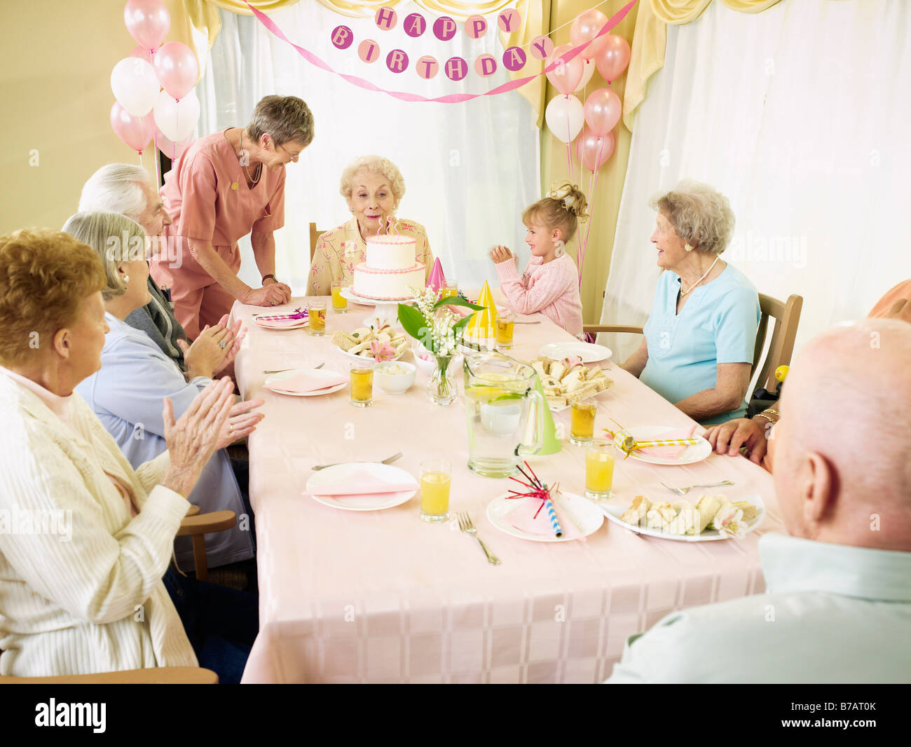 Geburtstagsparty im Senioren Residenz Stockfoto