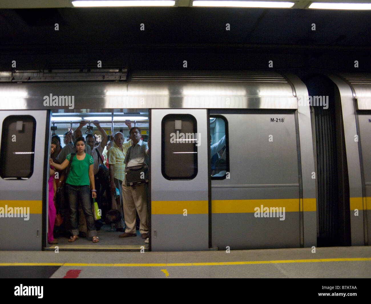 Eine gelbe Linie u-Bahn Zug Kutsche mit offenen Türen auf einer Plattform an Chandni Chowk Station. Delhi Metro Rail System. Indien. (45) Stockfoto