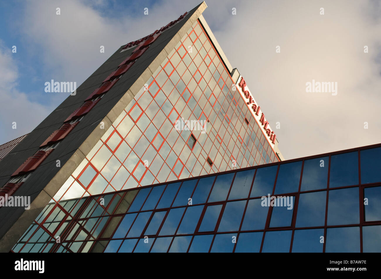 Royal Mail erstellen, zeigt Sky Belfast in gespiegelten Windows reflektiert Stockfoto