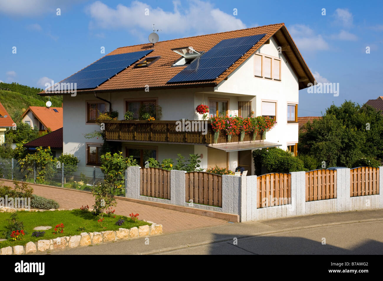 Haus mit Solarzellen Stockfoto