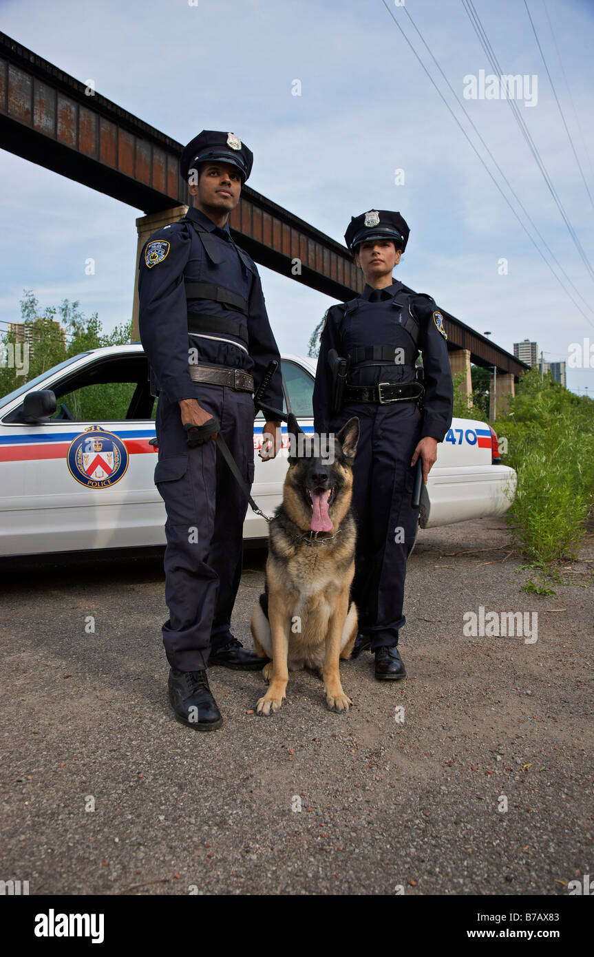 Porträt von Polizeibeamten mit Polizeihund Stockfoto