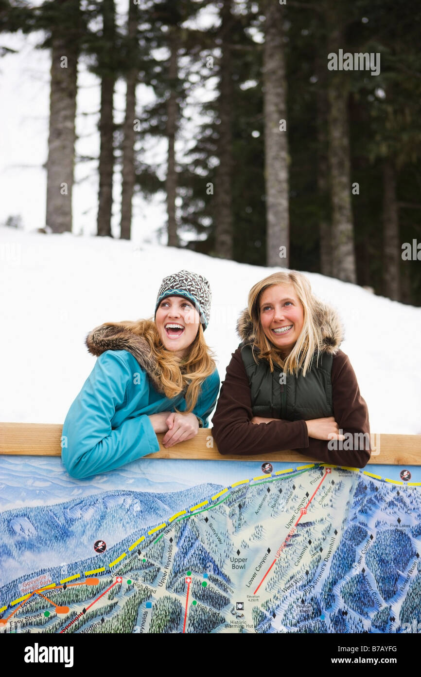 Frau in Winterkleidung Karte Zeichen, Regierung Camp, Oregon, USA Stockfoto