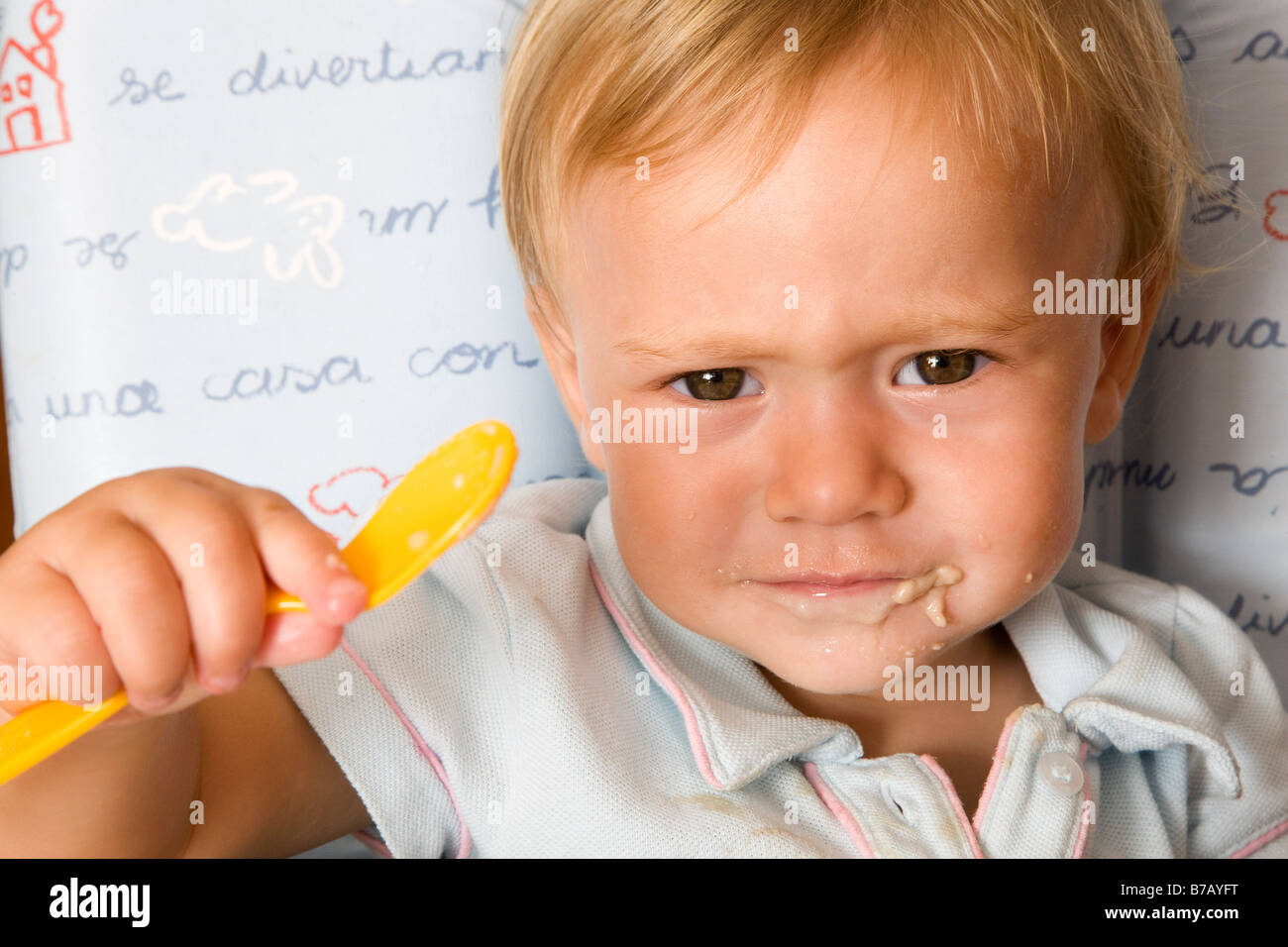 Porträt des kleinen Jungen Essen Stockfoto