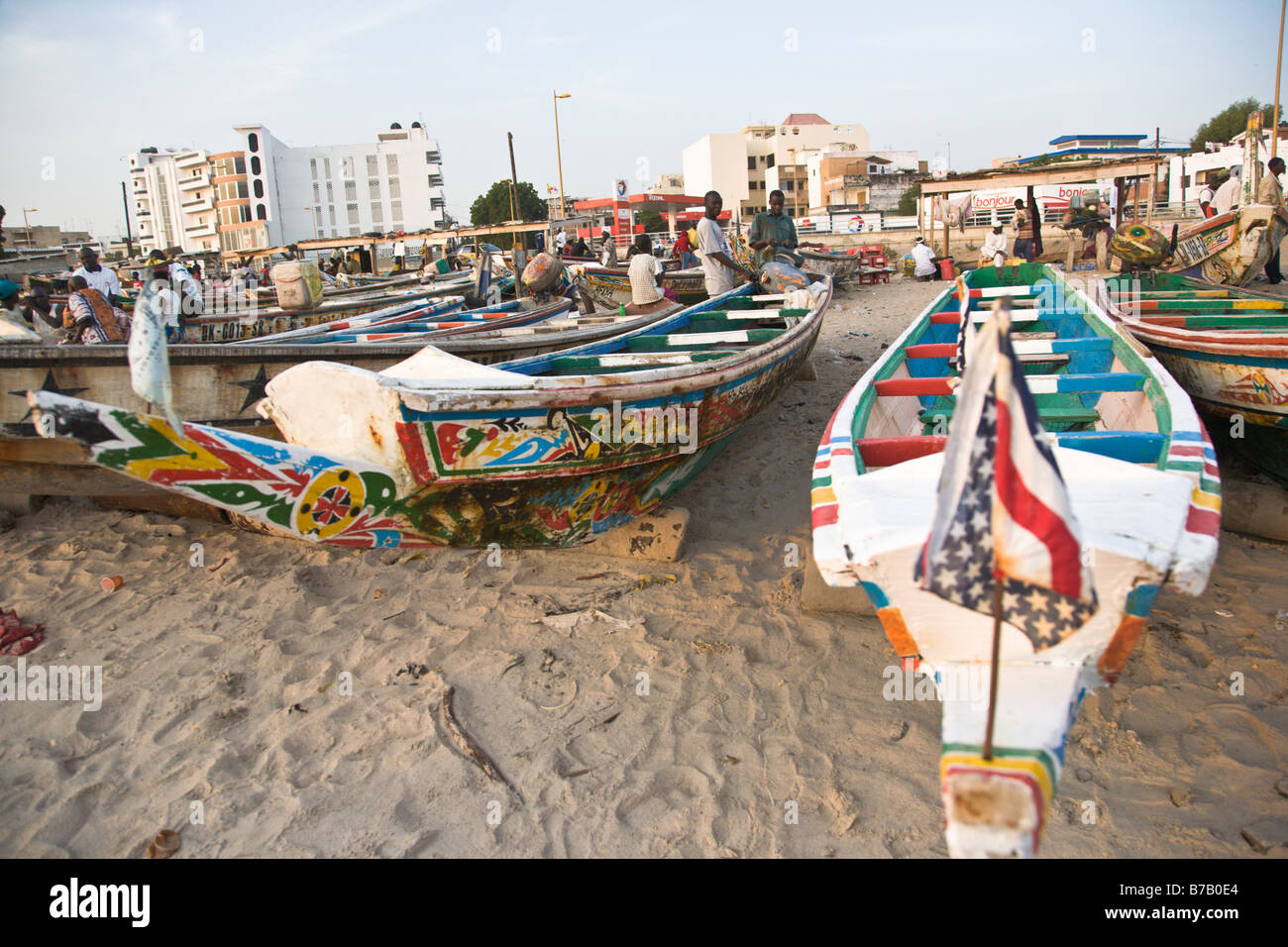 Bunt bemalten Fischerboote säumen den Strand an diesem Fischmarkt in Dakar, Senegal. Stockfoto