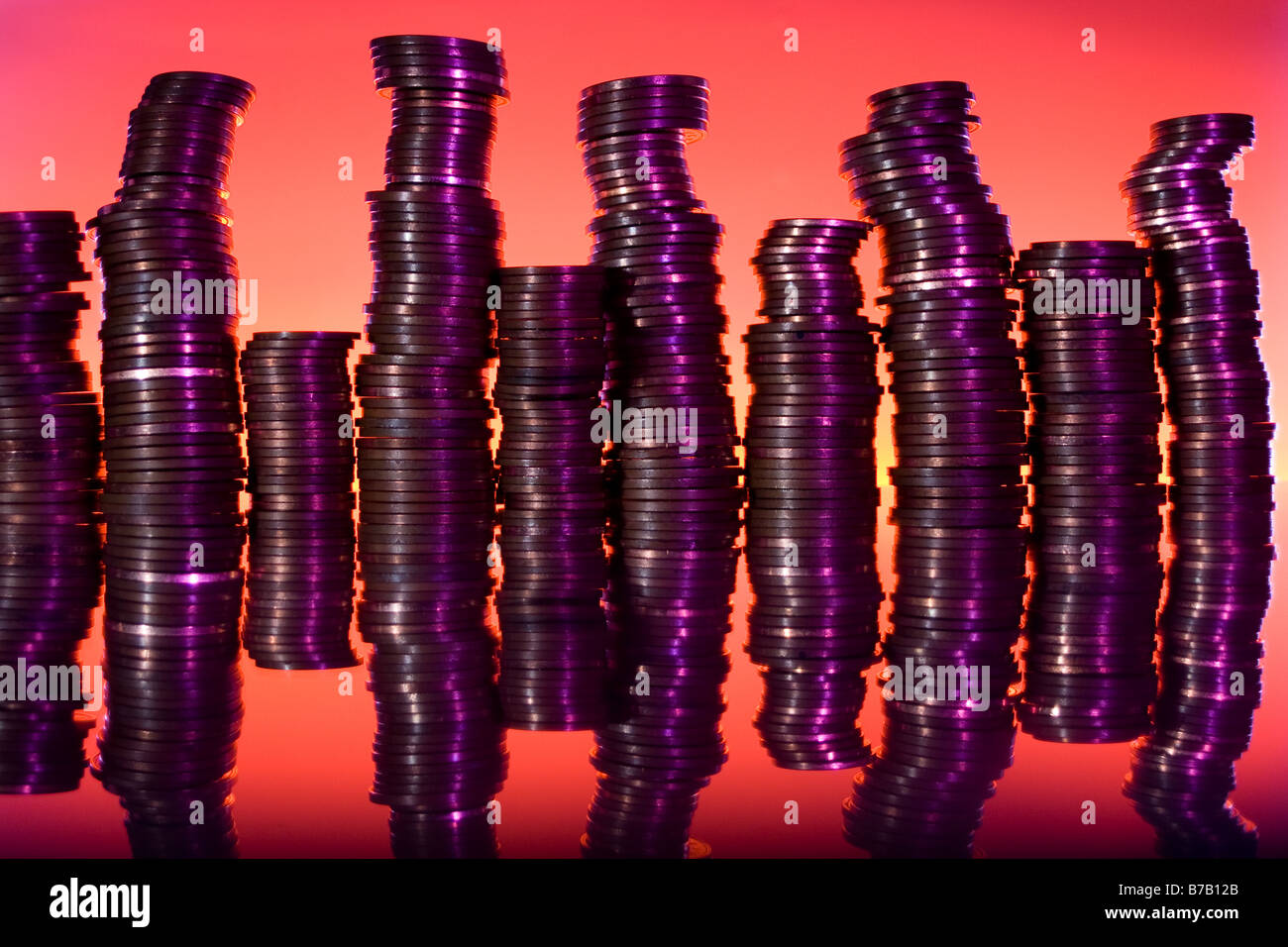 Geld Türme spiegelt sich Stockfoto