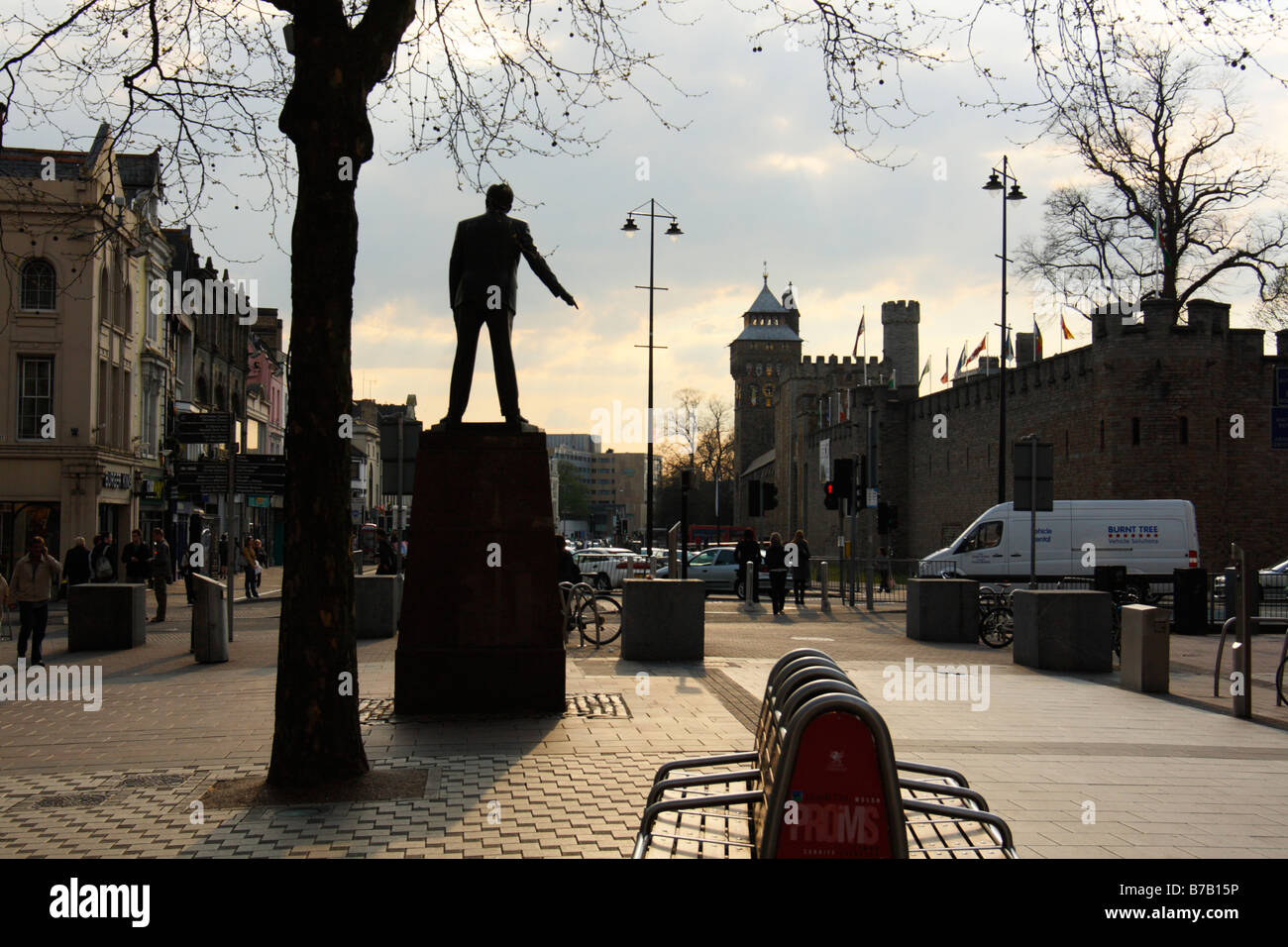 Cardiff Castle im Hintergrund, mit Statue von Aneurin Bevan in den Vordergrund, Cardiff, Südwales, U.K Stockfoto