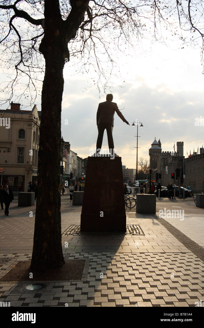 Cardiff Castle im Hintergrund, mit Statue von Aneurin Bevan in den Vordergrund, Cardiff, Südwales, U.K Stockfoto