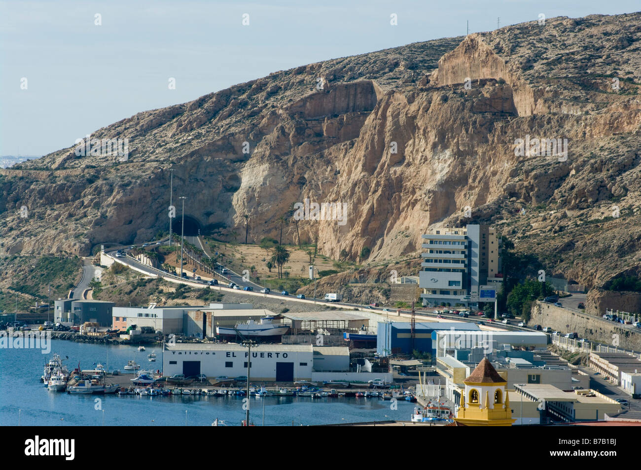 Der Hafen von Almeria Spanien mit den Bergen im Hintergrund Stockfoto