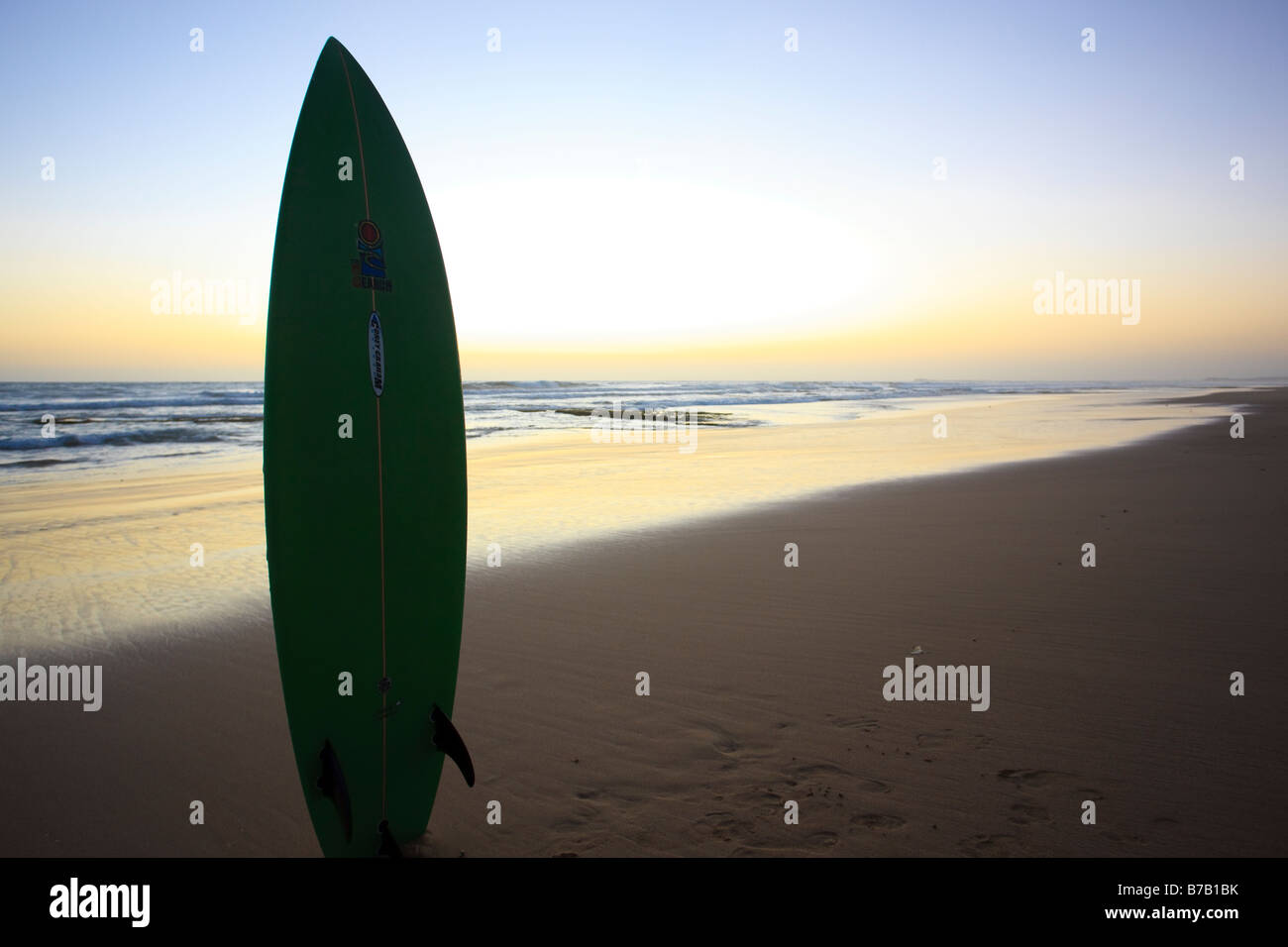 Ein stock Foto von einem Surfbrett in den Sand am Strand Stockfoto