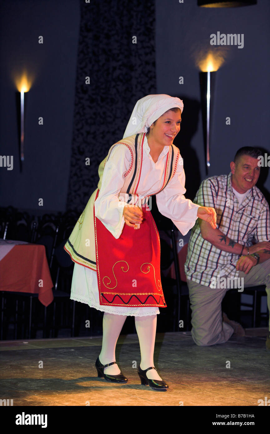 Traditionell griechischen Mädchen Förderung Kollegen gekleidet Stockfoto