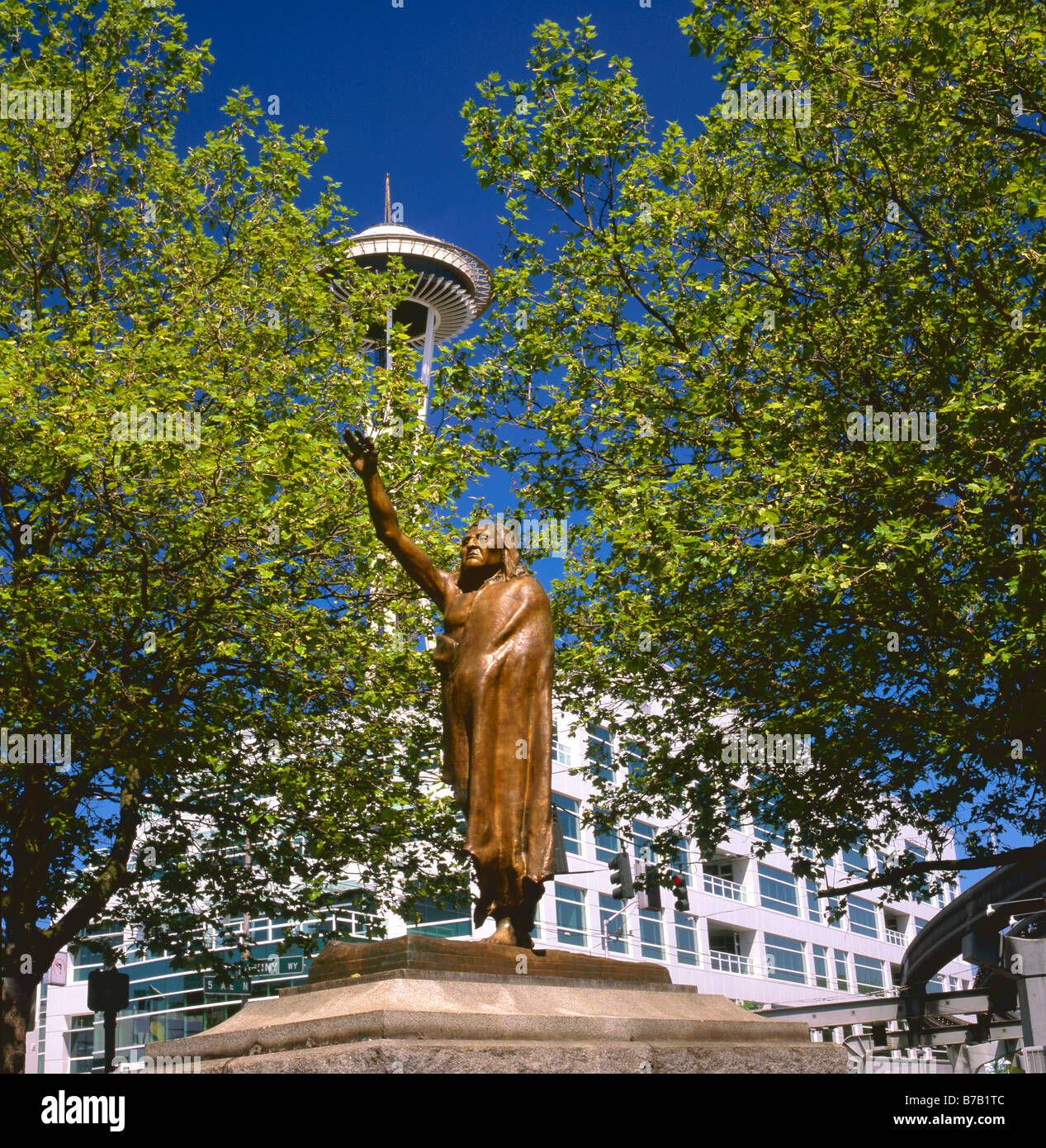 WASHINGTON - Statue von Chief Sealth in der Nähe der Space Needle in der Innenstadt von Seattle. Stockfoto