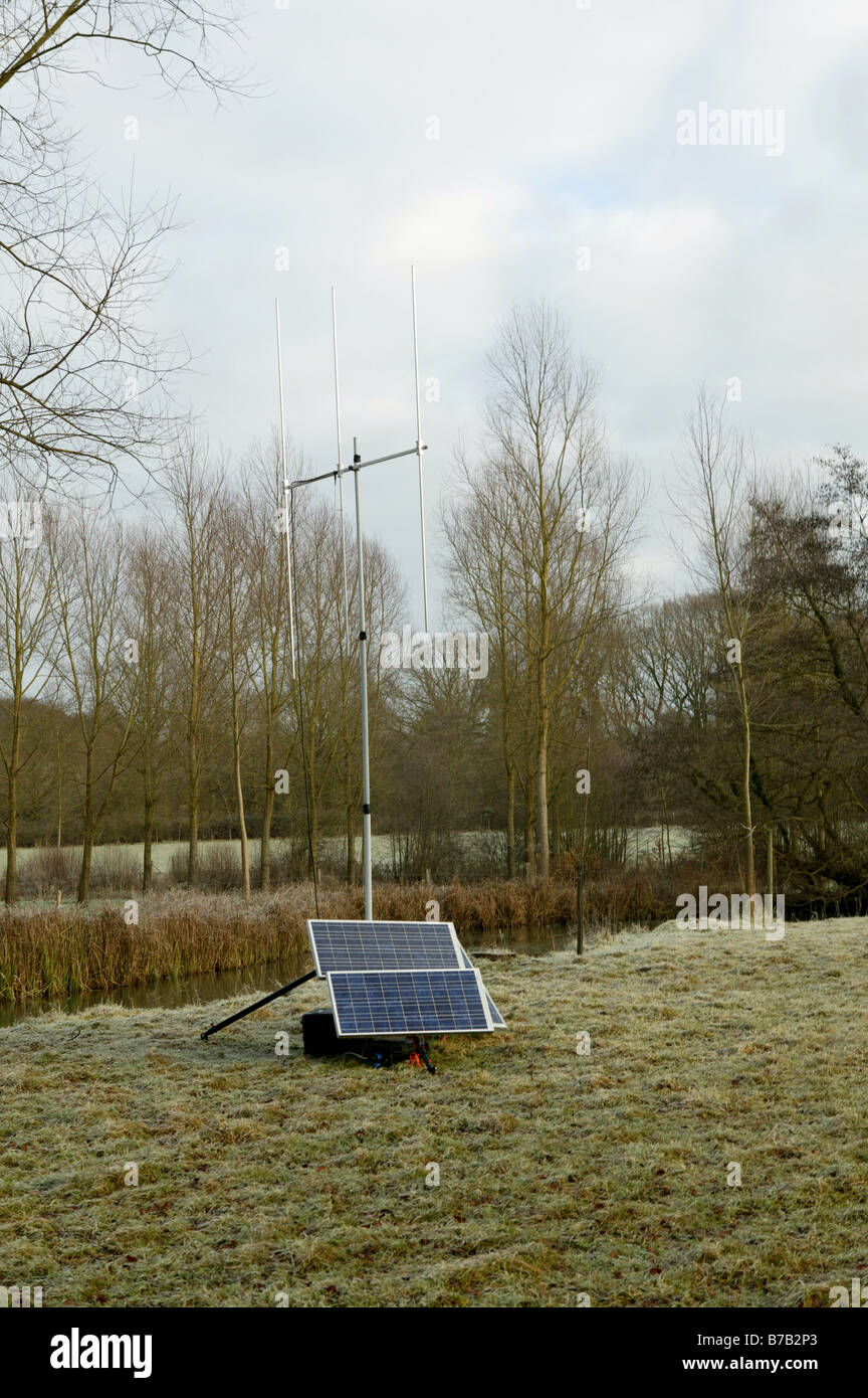 Solar-Panel macht in der ländlichen Essex Einschalten eine Kommunikation Ariel Stockfoto