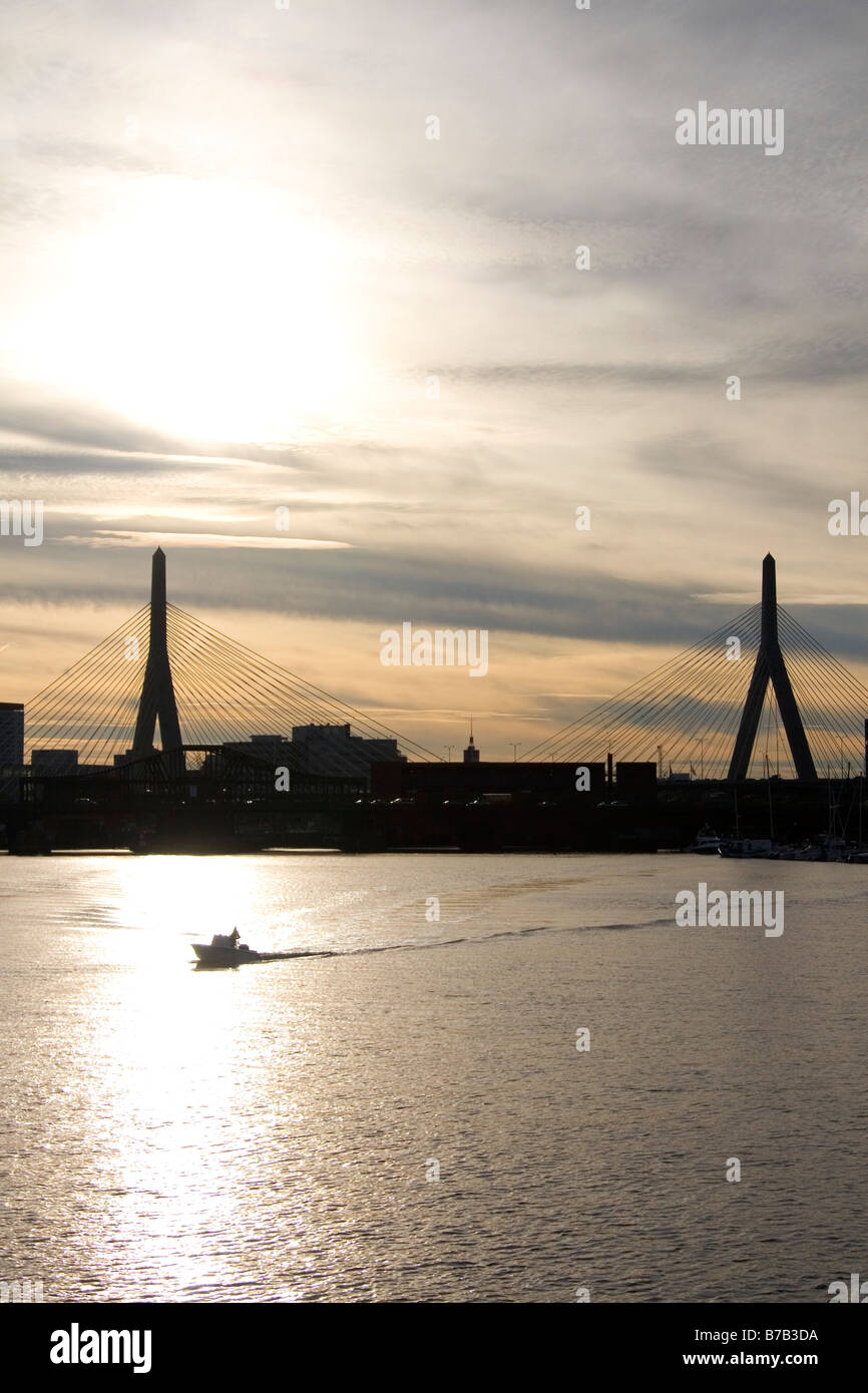 Die Leonard P Zakim Bunker Hill Memorial Brücke über den Charles River Boston Massachusetts, USA Stockfoto