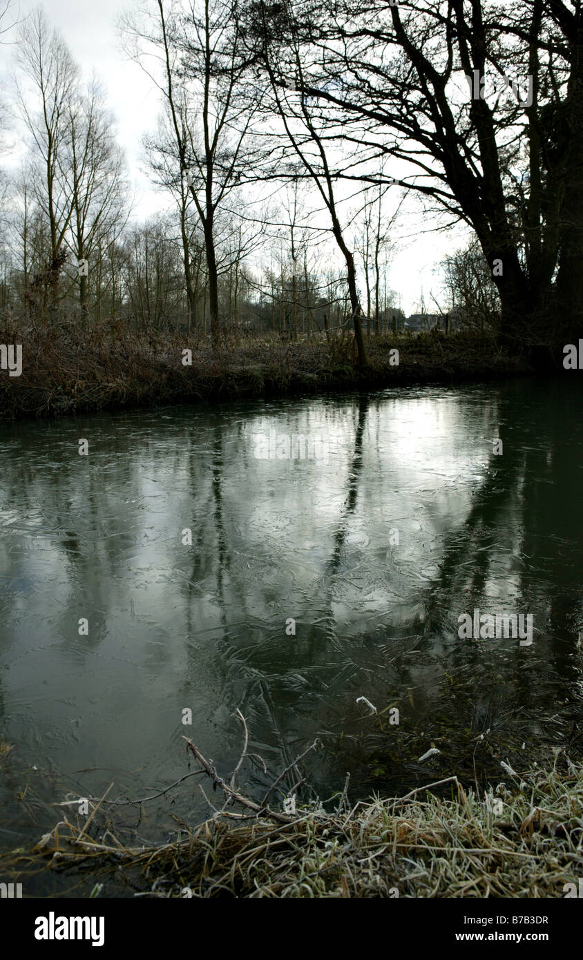 gefrorenen Fluss oder Bach in ländlichen essex Stockfoto